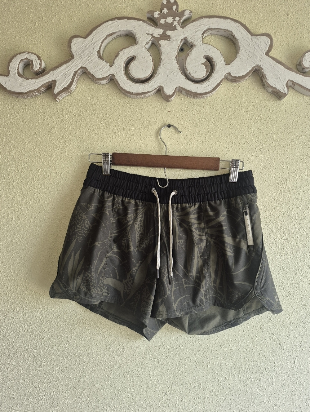 Vuori Clementine Oregano Rainforest Shorts Size Small - Picture 2 of 8